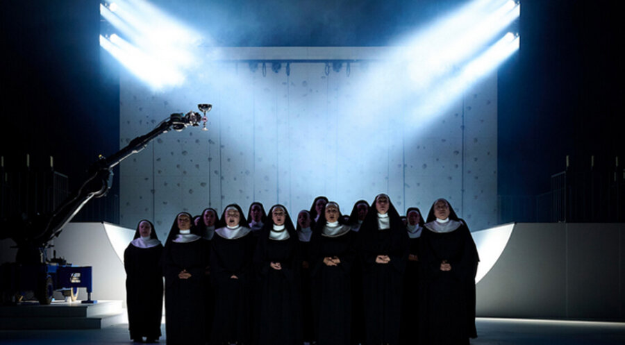 Vor allem katholische Elemente werden in dem Stück inszeniert. Foto: Staatsoper Stuttgart/Matthias Baus