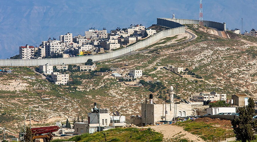 Kleines Dorf und palästinensische Stadt auf dem Hügel hinter der israelischen Trennmauer im Westjordanland in Israel. Foto: iStock/rglinsky