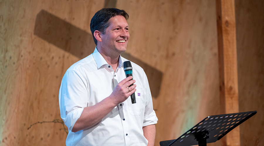 „Aus eigenen Mitteln hätten wir so ein Projekt niemals stemmen können“: FeG-Präses Henrik Otto. Foto: FeG Deutschland/Nathanael Ullmann