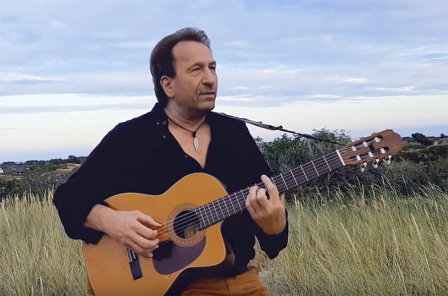 Das Lied ist das erste auf seiner neuen CD „Leih mir deine Flügel“. Screenshot: YouTube/Clemens Bittlinger