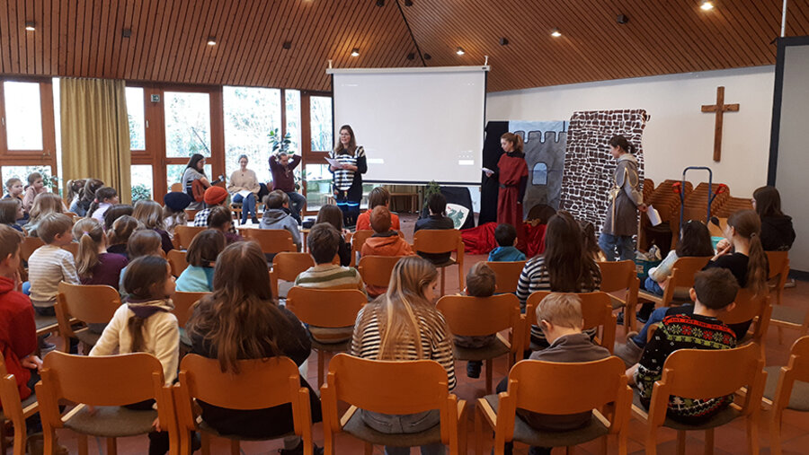 Die anwesenden Kinder folgten gespannt dem Thema. Foto: Lothar Püschel