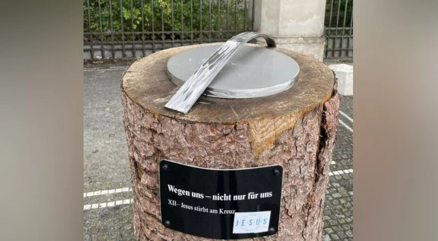 An einigen Werken wurden Aufkleber mit dem Schriftzug „Jesus lebt“ oder „Jesus“ angebracht. Foto: Polizeipräsidium München