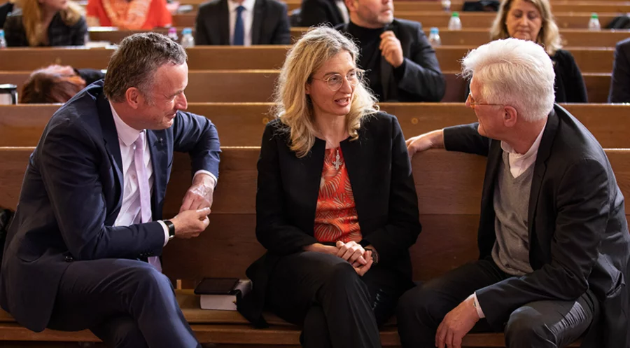 v.l.: Die Kandidaten Christian Kopp und Nina Lubomierski mit Landesbischof Heinrich Bedford-Strohm im Gespräch. Foto: ELKB/MCK