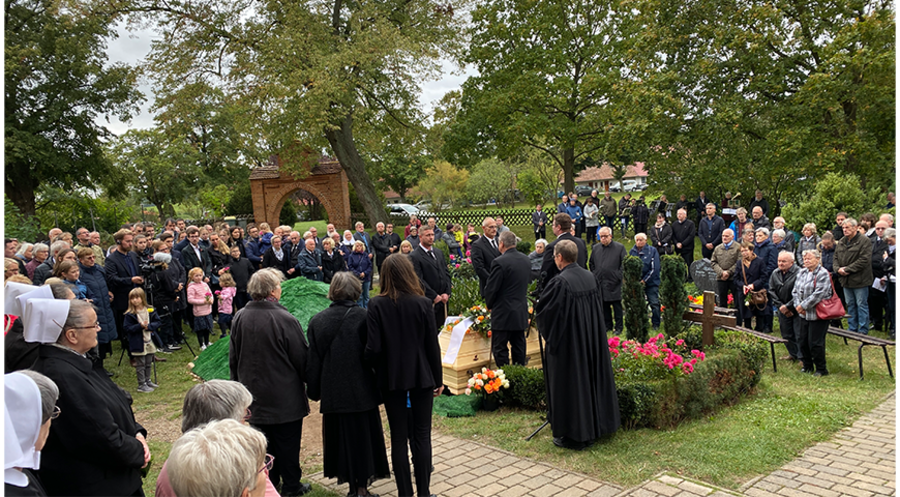 Die Beisetzung des Pfarrers Uwe Holmer im mecklenburgischen Serrahn fand große Anteilnahme. Foto: Privat