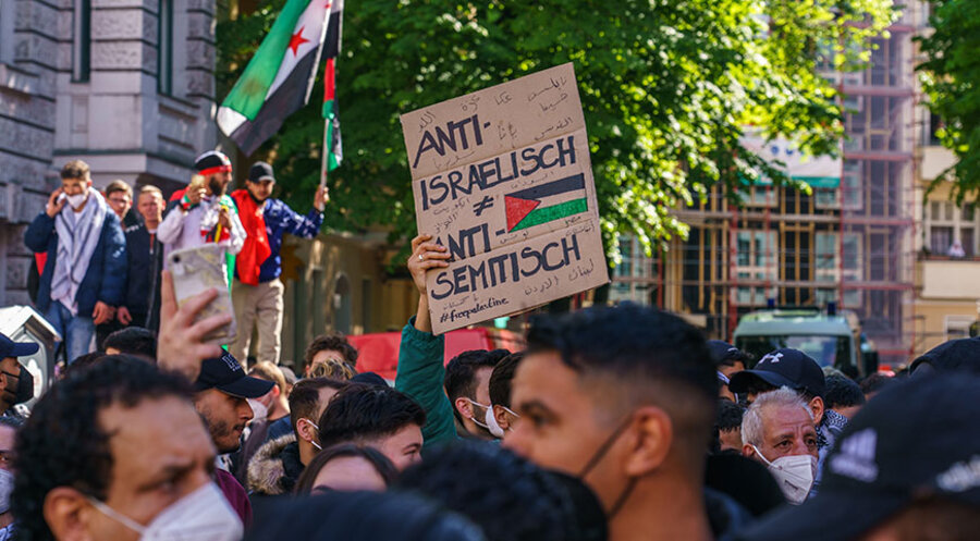 Anti-Israel-Demonstrationen wie hier in Berlin-Neukölln gab es in zahlreichen deutschen Städten. Foto: picture alliance / SULUPRESS.DE | Vladimir Menck/SULUPRESS.DE