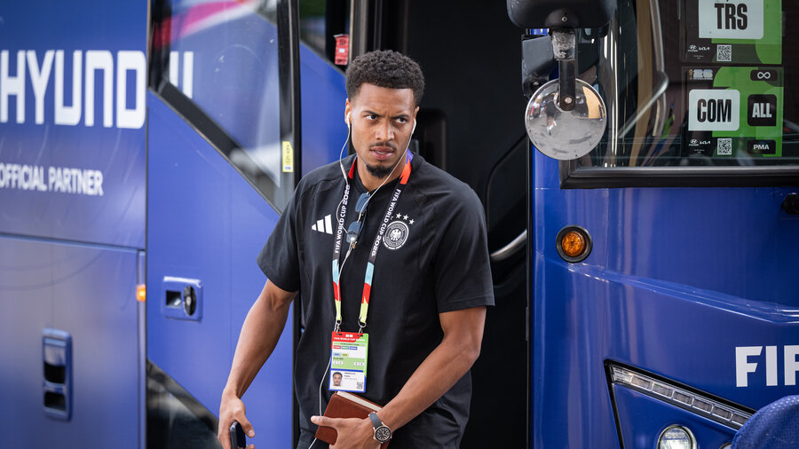 Felix Nmecha während der WM 2026 – hier mit einer Bibel in der Hand. 