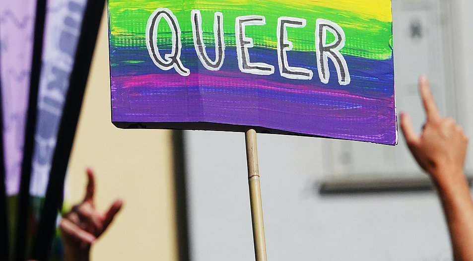 Prof. Armin Baum erklärt das Wort „queer“. Symbolfoto: unsplash.com