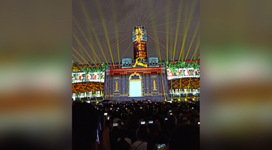 Stolz auf ihr Heimatland: Mit einer Lichtshow
zelebrieren die Taiwaner seit Jahren ihren
Nationalfeiertag. Christen wie Nichtchristen lassen
sich von Festlandchina nicht nervös machen. Foto: privat