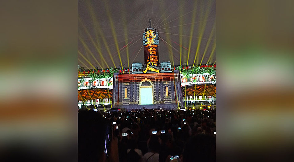 Stolz auf ihr Heimatland: Mit einer Lichtshow zelebrieren die Taiwaner seit Jahren ihren Nationalfeiertag. Christen wie Nichtchristen lassen sich von Festlandchina nicht nervös machen. Foto: privat