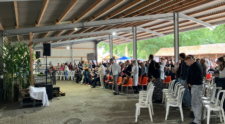 Am Freiluftgottesdienst in Uelsen nahmen rund 700 Besucher teil. Foto: Walter Undt