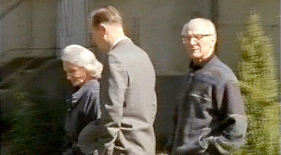 Margot Honecker, Uwe Holmer und Erich Honecker bei einem Spaziergang um das Pfarrhaus in Lobetal. (Aufnahme aus der Dokumentation „Honeckers Flucht – Das Ende eines Kommunisten“ von Thomas Grimm) Foto: www.zeitzeugen-tv.com/MDR 