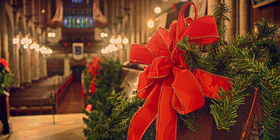 Eine weihnachtlich geschmückte Kirche. Symbolbild: pixabay.com
