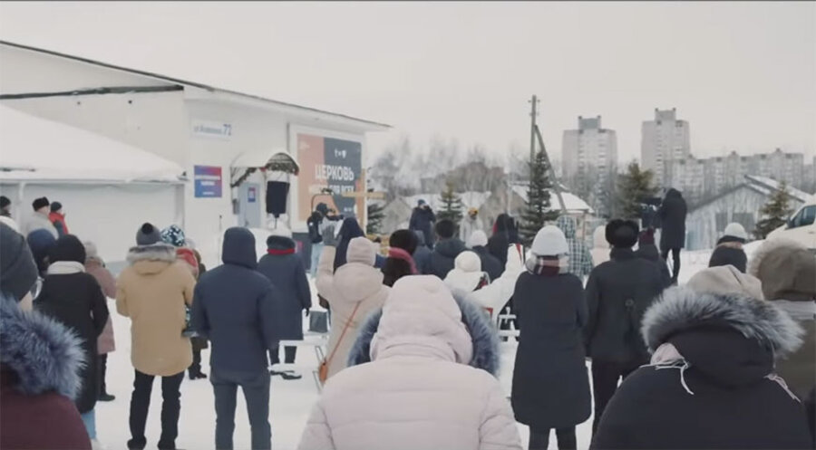 Ein Parkplatz-Gottesdienst der Gemeinde „Neues Leben“ in Minsk. Screenshot: YouTube/  Церковь Новая Жизнь Минск