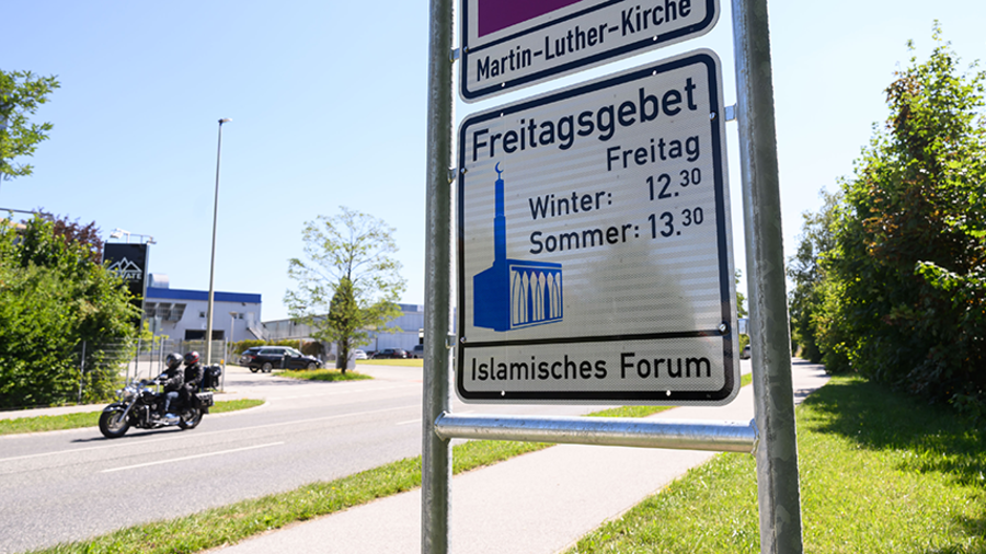 Hinweis auf muslimisches Freitagsgebet am Ortseingang von Penzberg in Oberbayern 