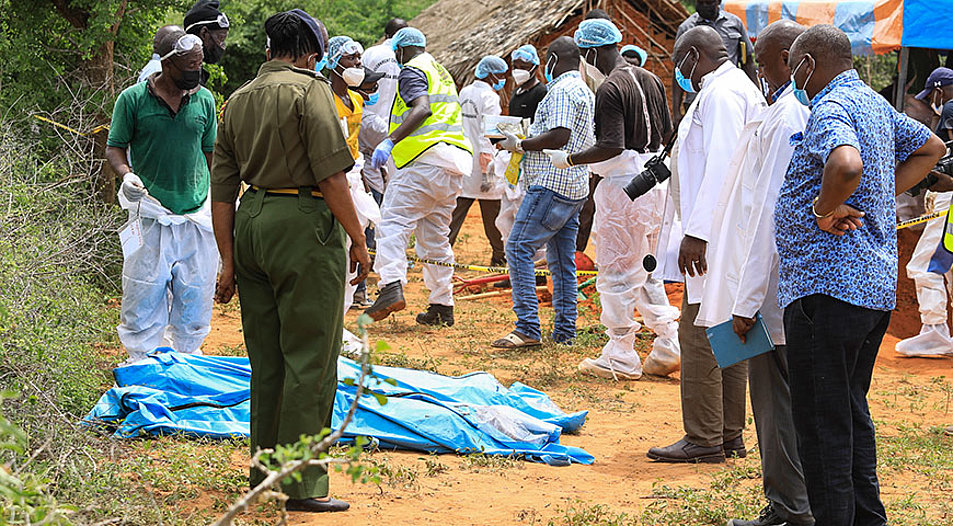 Im Zuge der Ermittlungen gegen einen Sektenführer in Kenia sind die meisten Leichen in einem Wald ausgegraben worden. Foto: Picture Alliance/EPA/STR