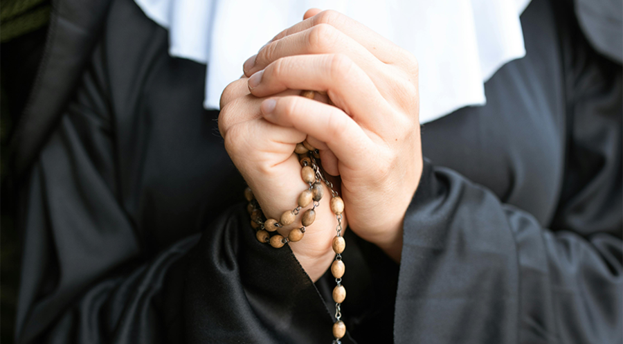 Sie bete täglich für alle Menschen weltweit, so die älteste Ordensfrau der Welt. Symbolfoto: pexels.com