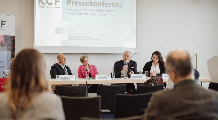 v.l.: Andreas Adenauer, Mirjam Eisele, Martin Scheuermann und die Pressereferentin des KCFs, Erika Gitt. Foto: IDEA/Matthias Schmitt