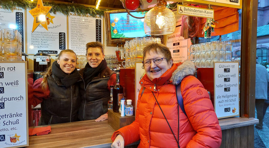 Schaustellerpfarrerin Christine Beutler-Lotz (rechts) am Glühweinstand von Martina Wingender-Barth und Schwiegertochter Romina in spe (links). Foto: IDEA/Julia Bernhard