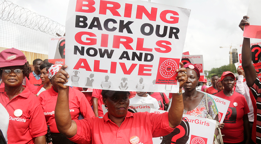 Seit der Entführung der Chibok-Mädchen im Jahr 2014 gibt es weltweit Proteste, darunter von der Inititiative „Bring back our girls". Foto: picture alliance/AP Images | Sunday Alamba