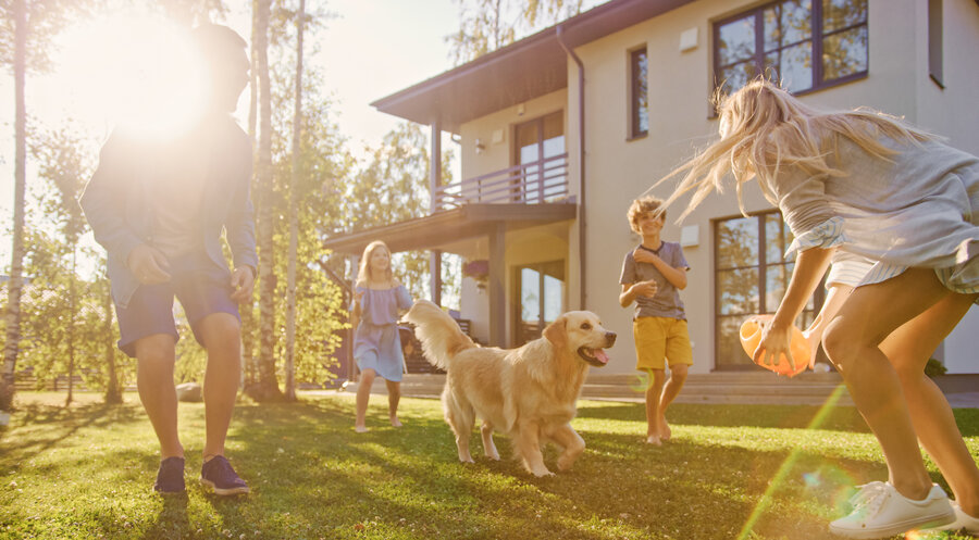 Viele Menschen träumen davon, ein Haus im Grünen zu besitzen sowie zwei Kinder und ein Hund zu haben. Symbolfoto: iStock/gorodenkoff