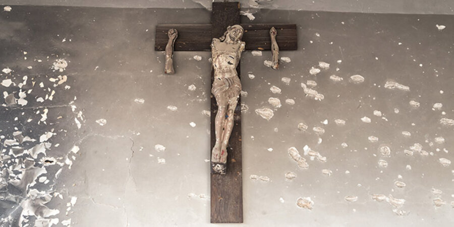 In einer Kirche in Syrien wurde das Kreuz offenbar als Zielscheibe benutzt. Foto: Open Doors 