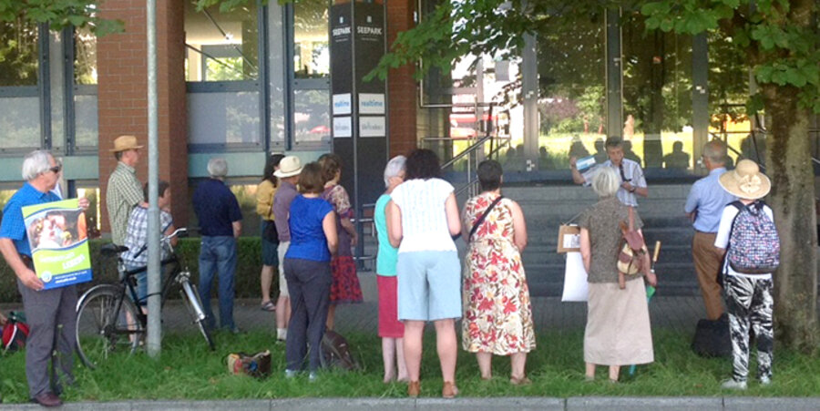 Die Protestaktion fand zum fünften Mal vor dem Gebäude der Firma LifeCodexx statt. Foto: Josef Dichgans