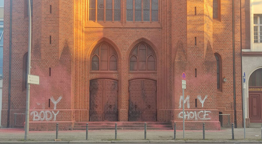 Der  Farbanschlag auf die katholische Kirche St. Elisabeth in Berlin. Foto: Katholische Kirchengemeinde Sankt Matthias-Schöneberg