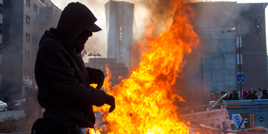 Bei den Krawallen wurden u.a. 94 Polizisten verletzt. Foto: picture-alliance/Geisler-Fotopress