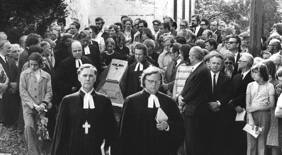 DDR-Pfarrer Oskar Brüsewitz wird am 26. August 1976 in seiner Heimatgemeinde Drosdorf/Rippicha in Sachsen beigesetzt. Foto: picture-alliance / dpa | -