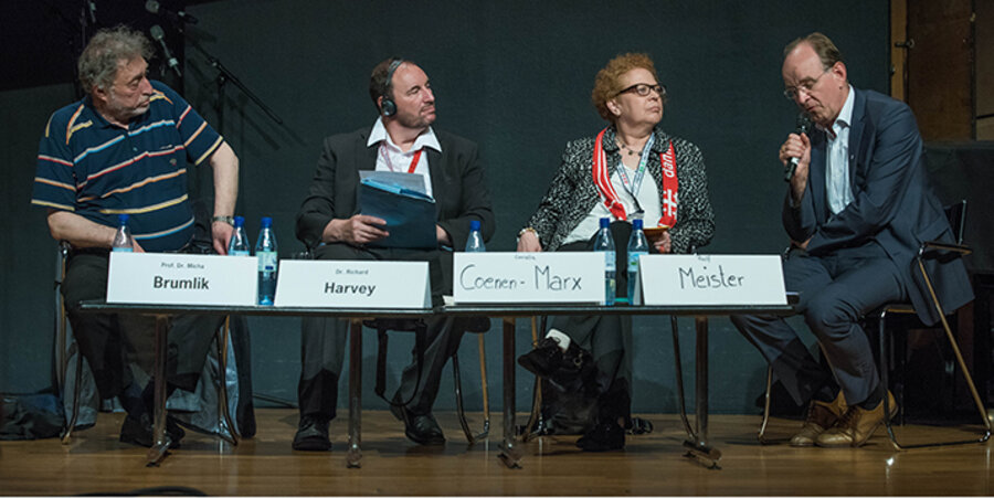 Der jüdische Erziehungswissenschaftler Prof. Micha Brumlik, der jüdisch-messianische Theologe Richard Harvey, Oberkirchenrätin Cornelia Coenen-Marx, Landesbischof Ralf Meister (v.l.) Foto: idea/kairospress
