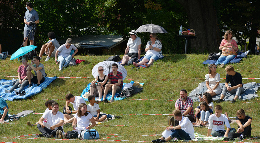 Freiluftgottesdienst der Christusgemeinde Emmendingen am Fluss Elz. Foto: Matete – MM Studio