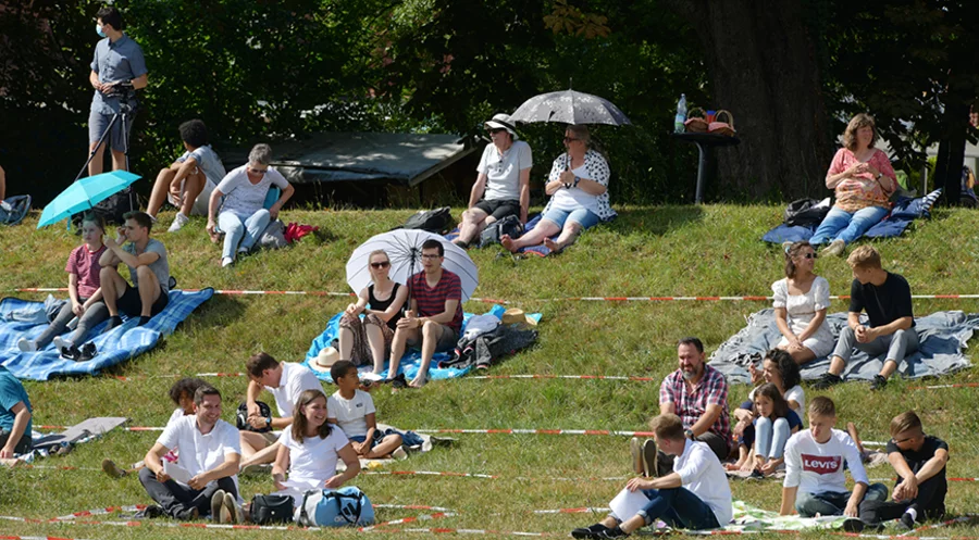 Freiluftgottesdienst der Christusgemeinde Emmendingen am Fluss Elz. Foto: Matete – MM Studio