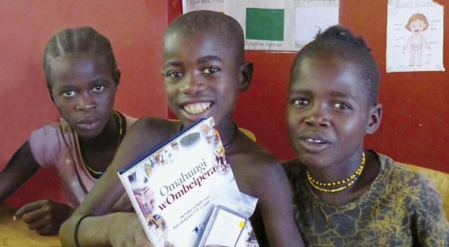 Schüler aus Namibia mit einer Kinderbibel und einem Abspielgerät. Foto: Deutsche Bibelgesellschaft