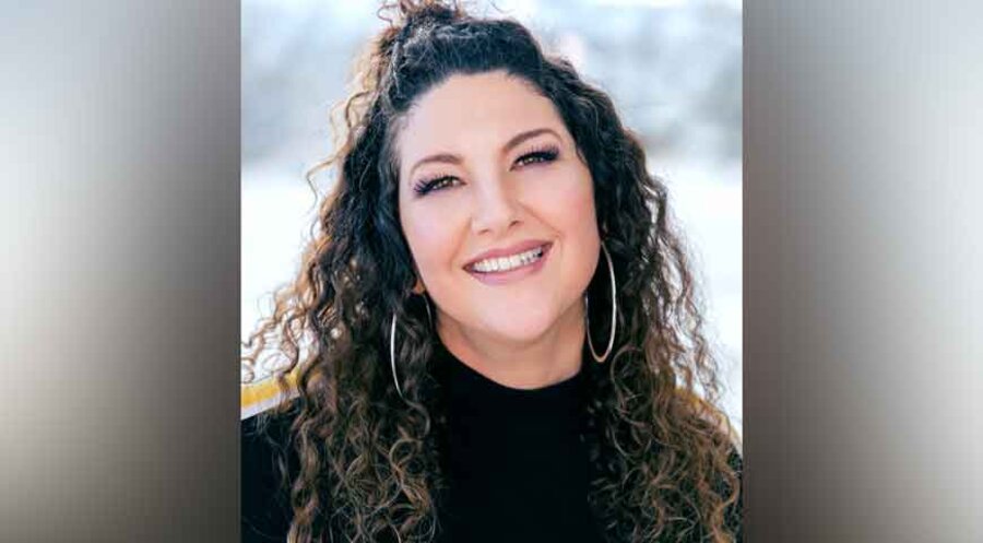 Naomi van Dooren ist Songwriterin, Sängerin und Gesangscoach. 