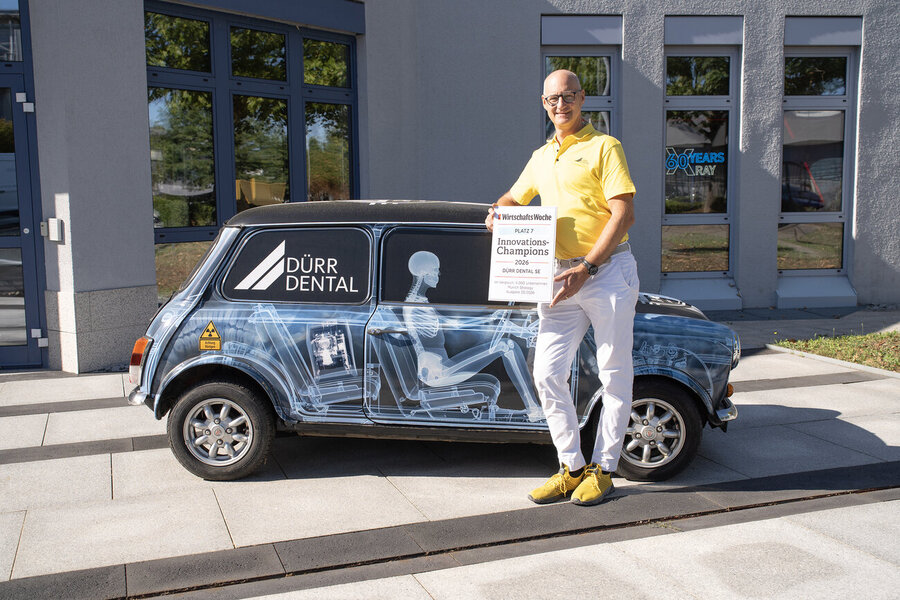 Martin Dürrstein, CEO der DÜRR DENTAL SE, an der Firmenzentrale in Bietigheim-Bissingen mit der Auszeichnung als eines der innovativsten mittelständischen Unternehmen Deutschlands.