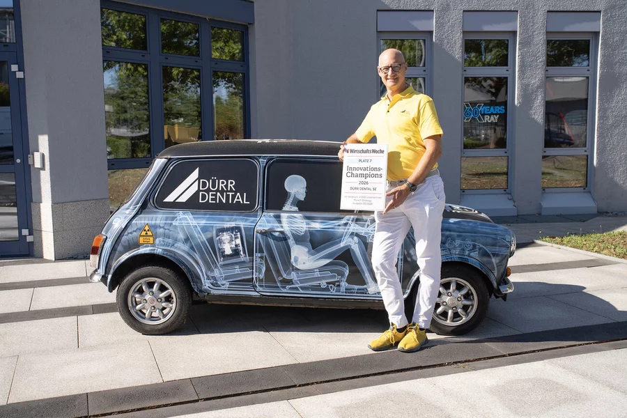 Martin Dürrstein, CEO der DÜRR DENTAL SE, an der Firmenzentrale in Bietigheim-Bissingen mit der Auszeichnung als eines der innovativsten mittelständischen Unternehmen Deutschlands.