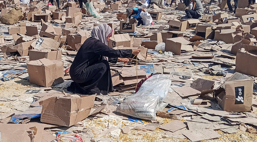 Die Menschen im Gazastreifen müssen sich die Hilfspakete von den Verteilzentren selbst abholen.  Foto: picture alliance/REUTERS/Stringer