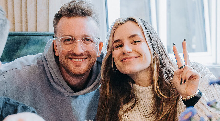 Führen durch die Abende: Tim Guttenberger und Kira Geiss. Foto: Cim Claesberg