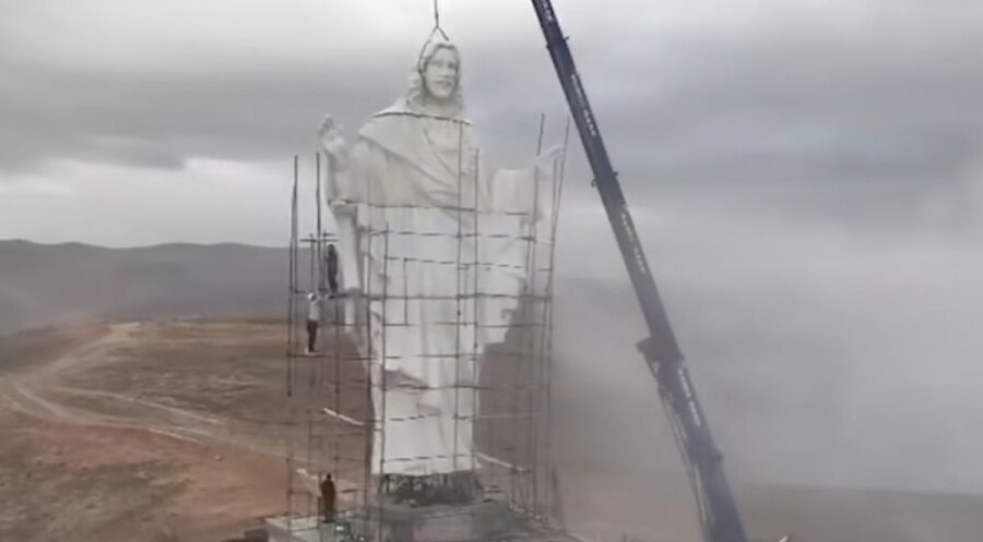 Die Statue soll als Glaubens- und Friedenssymbol in einer Zeit wachsender Spannungen dienen. Foto: syriacpress
