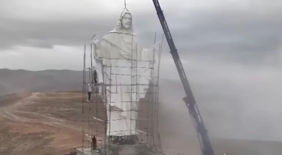 Die Statue soll als Glaubens- und Friedenssymbol in einer Zeit wachsender Spannungen dienen. Foto: syriacpress