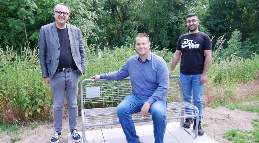Der Lemgoer Bürgermeister Markus Baier, Pastor Michael Böllert und der Vertreter der Städtischen Betriebe Lemgo, Juan Daood (v.l.) bei der „Gesprächsbank“ auf dem Kastanienwall. Foto: Alte Hansestadt Lemgo