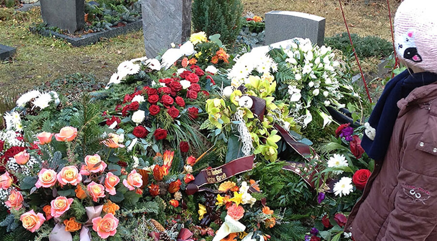 Ute Wendlers jüngste Tochter am Grab ihres Vaters. Den Papa in der Adventszeit beerdigen zu müssen war eine doppelte Belastung. Foto: privat