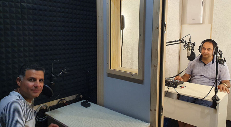 Bagheri (l.) und Kornelsen bei ihrer Radioarbeit für ihren Verein IMANDARAN. Foto: IMANDARAN Glaube e.V.