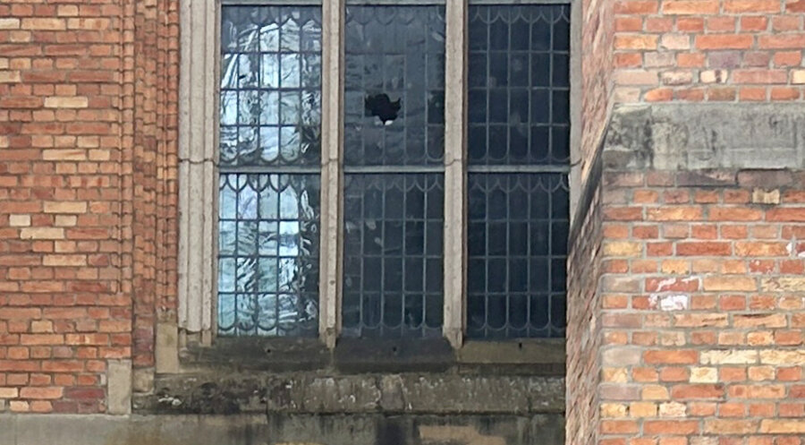 Der Täter warf einen Stein durch eine Fensterscheibe der Bonner Kreuzkirche.
Foto: Evangelischer Kirchenkreis Bonn/Joachim Gerhardt