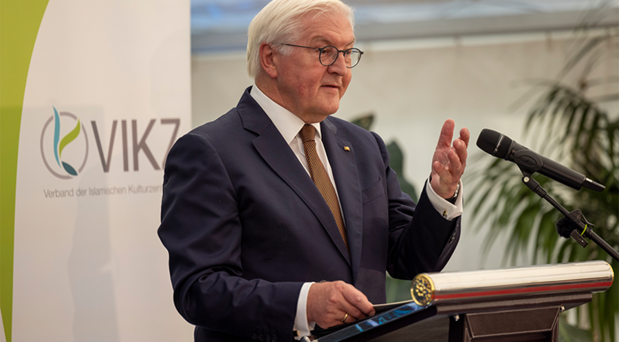 Bundespräsident Frank-Walter Steinmeier während der Festveranstaltung zum 50. Gründungsjubiläum des Verbandes der Islamischen Kulturzentren e.V. (VIKZ) in der Villa Hahnenburg in Köln. Foto: Picture Alliance/dpa/Thomas Banneyer