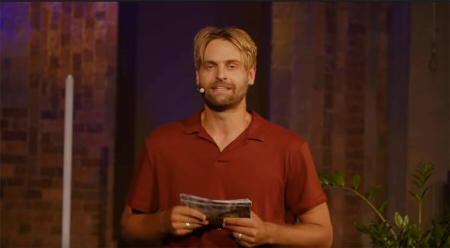 Der Moderator der Benefizaktion, Flo Stielper. Screenshot: YouTube/ Deutschland betet