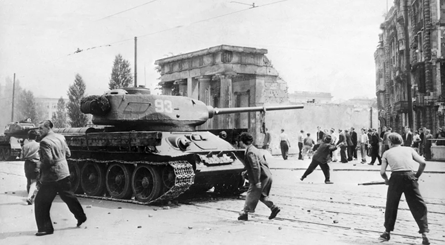 Demonstranten werfen am 17. Juni 1953 in Berlin mit Steinen nach russischen Panzern. Foto: Picture Alliance/dpa/DB