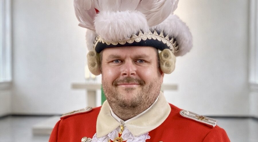 Regimentspastor Oliver Kießig in der Uniform des karnevalistischen Traditionskorps „Rote Funken“. Foto: Oliver Kießig