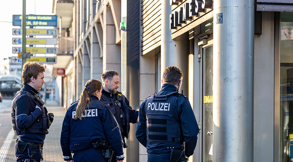 Polizeibeamte vor dem Tatort, ein Duisburger Fitnessstudio. Foto: Picture Alliance/Christoph Reichwein