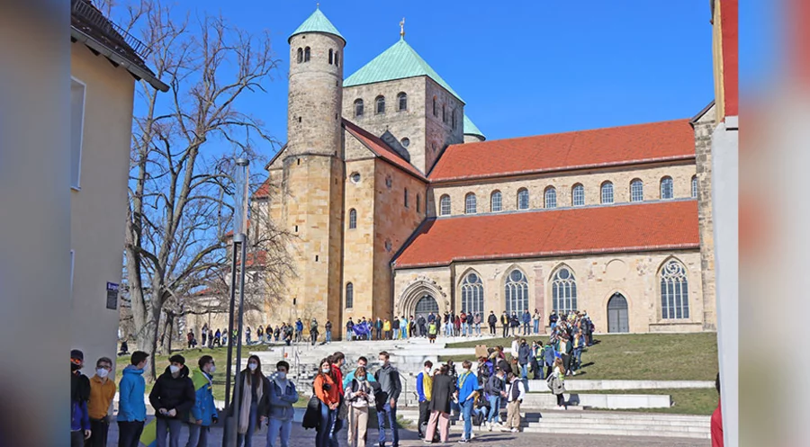 Scheinbar endlos zog sich das Band der Schülerinnen und Schüler, wie hier an der Michaeliskirche, durch Hildesheim. Foto: Ev.-luth. Landeskirche Hannovers